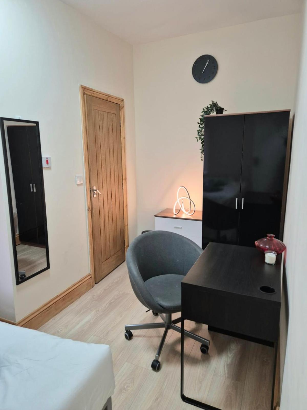 Rooms In Manchester 6 Minutes Drive To Victoria Station Eksteriør billede